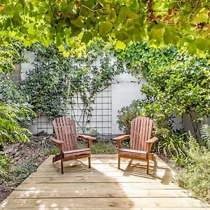 Stylish And Modern 2 Bedroom Townhouse In Claxton Adelaide